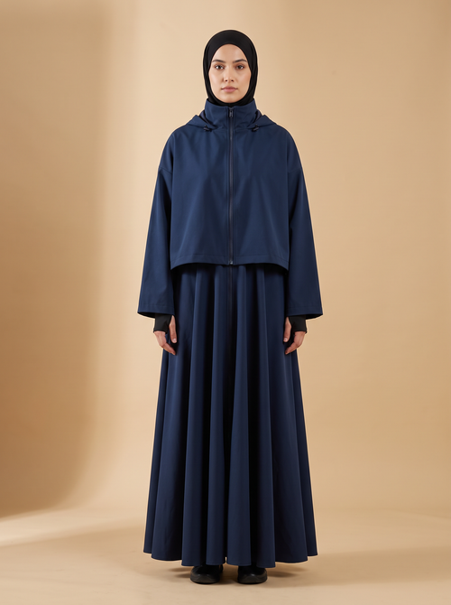 Sakina Layl, veste longue à capuche coloris bleu nuit, vue de face