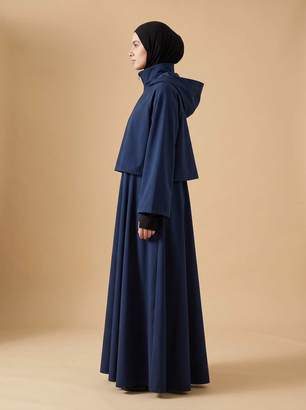 Sakina Layl, veste longue à capuche coloris bleu nuit, vue de profil
