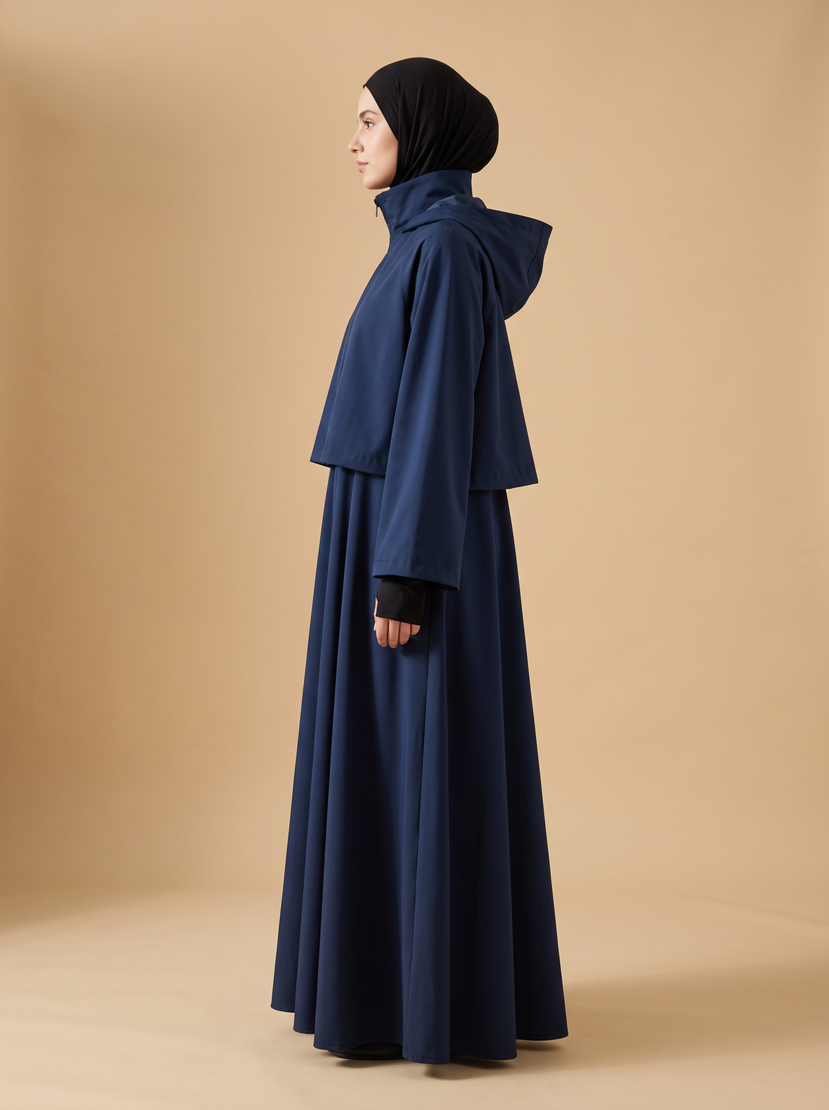 Sakina Layl, veste longue à capuche coloris bleu nuit, vue de profil