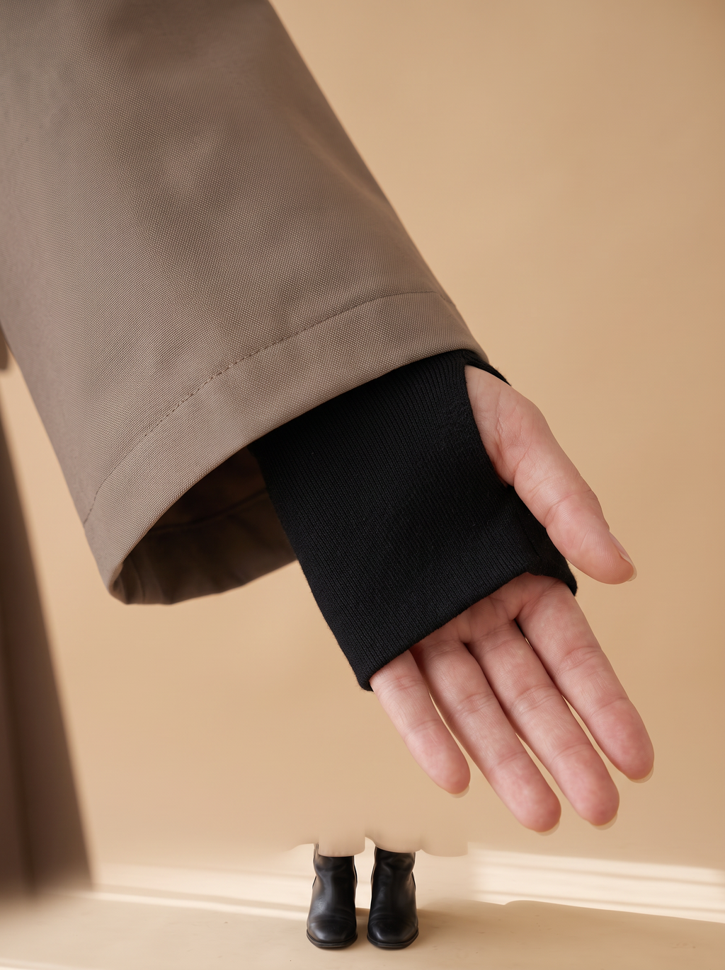 Manche large avec passe-pouce intérieur noir