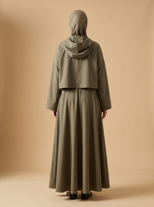 Sakina Zaytoun, veste longue à capuche coloris kaki, vue de dos, logo M brodé
