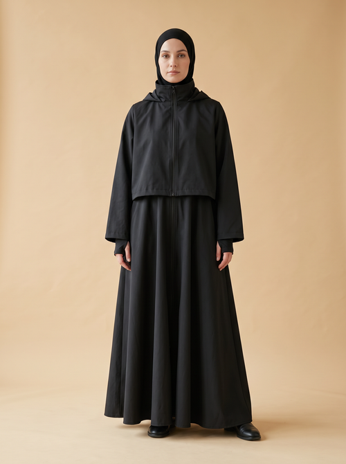 Sakina Kohl, veste longue à capuche coloris noir, vue de face