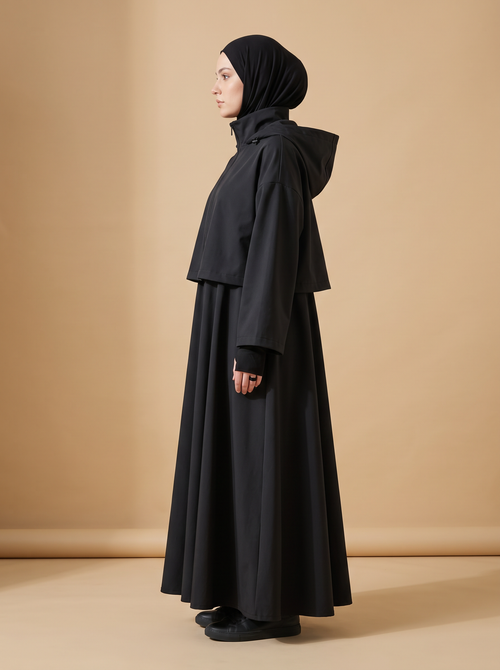 Sakina Kohl, veste longue à capuche coloris noir, vue de profil