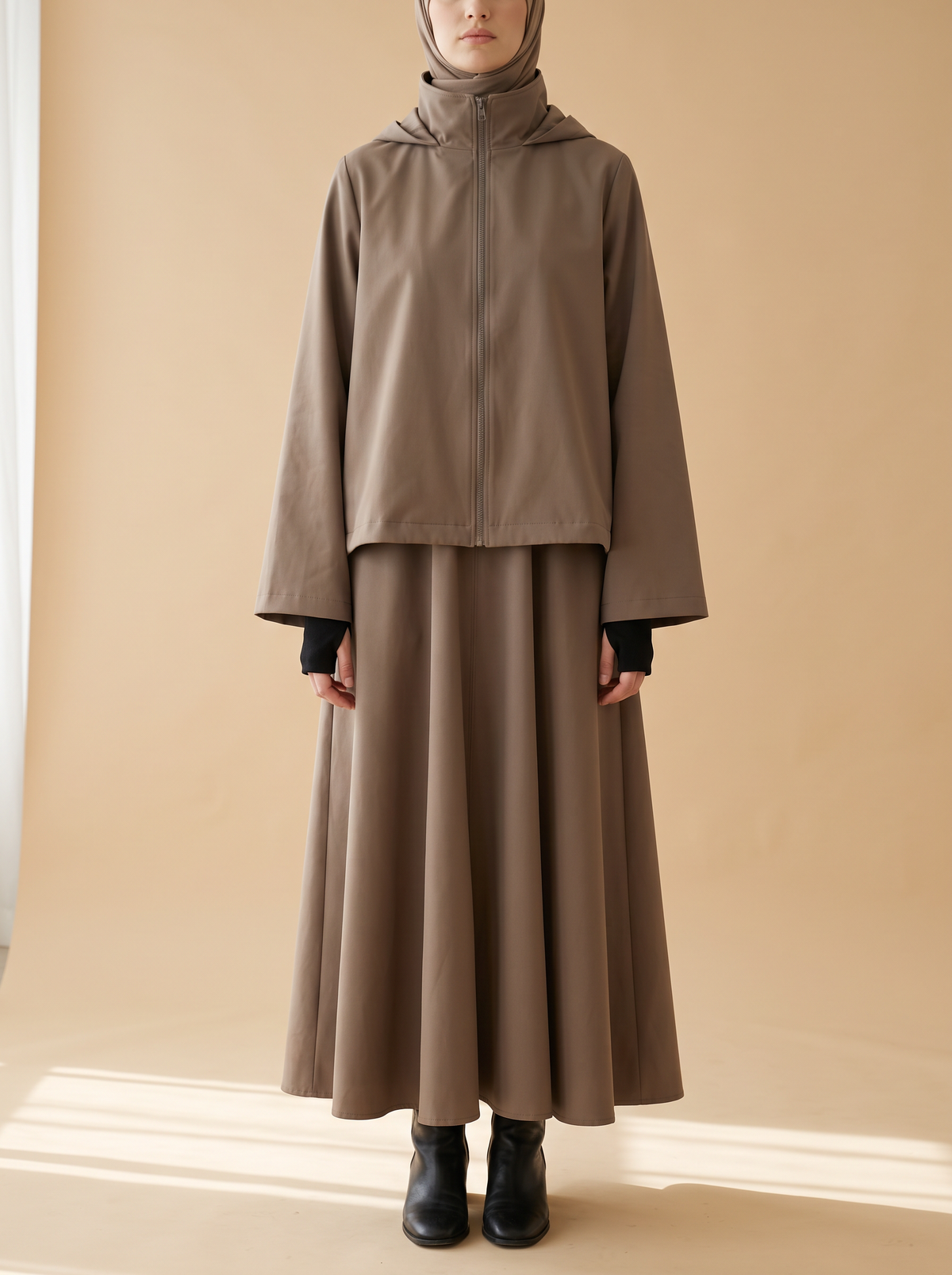 Sakina Tîn, veste longue à capuche coloris taupe, vue de face